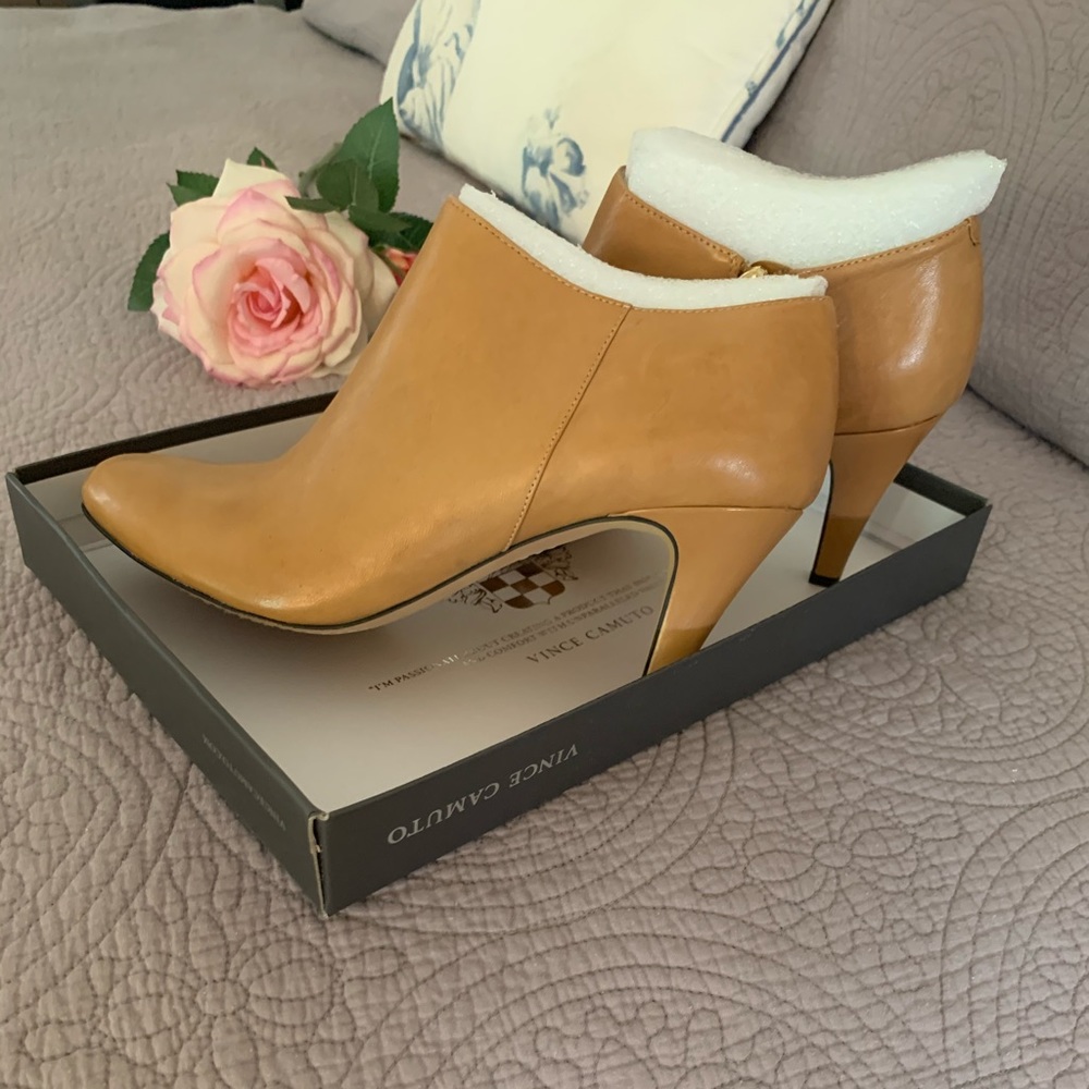 Vince Camuto Vive Ankle Zip bootie